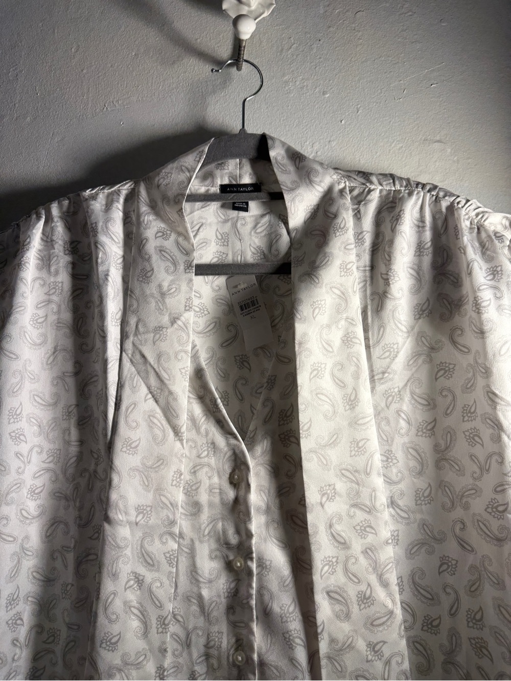 New with Tags Ann Taylor White Satin Paisley Button-Up Blouse size XL